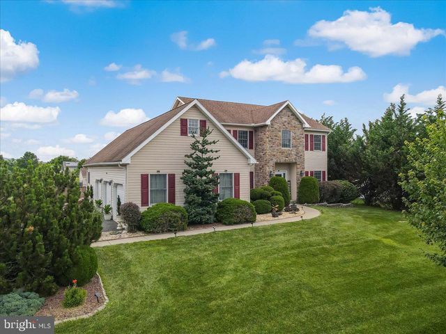 2804 LEHIGH LN, Nazareth, PA 18064