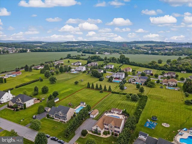 2804 LEHIGH LN, Nazareth, PA 18064