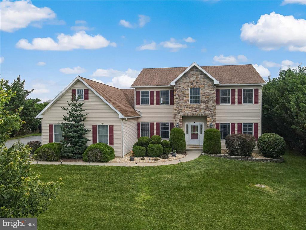 2804 LEHIGH LN, Nazareth, PA 18064