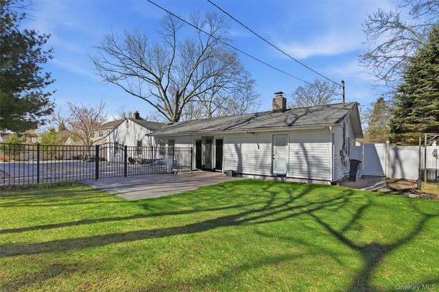 11 Shadetree Lane, Stony Brook, NY 11790