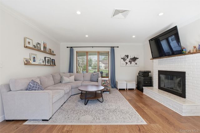 11 Shadetree Lane, Stony Brook, NY 11790