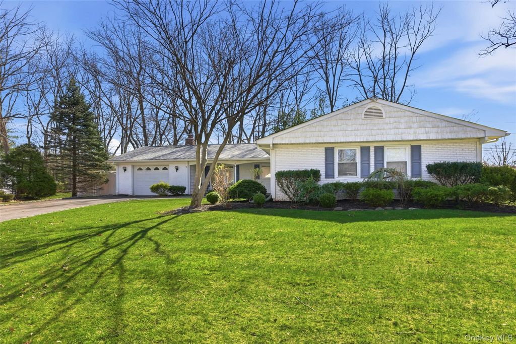 11 Shadetree Lane, Stony Brook, NY 11790