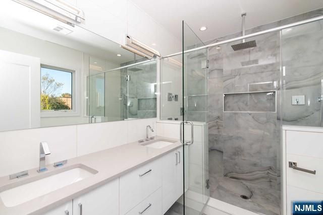 129 Rothwell Avenue, Cliffside Park, NJ 07010