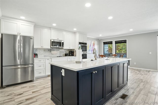 42 Diamond Head Drive 42, Sand Springs, OK 74063