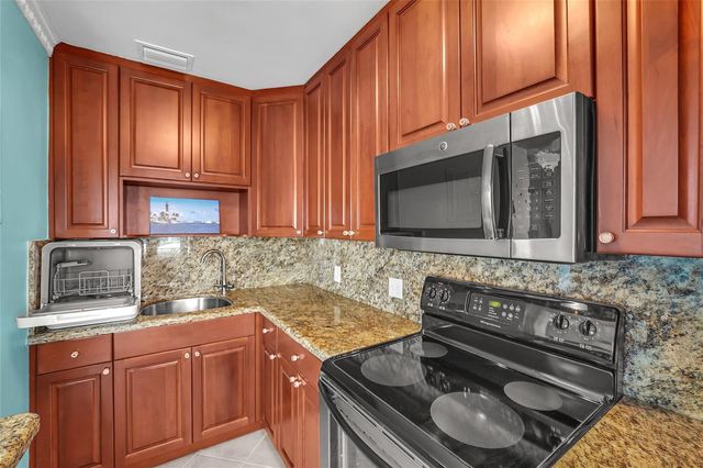 1187 Hillsboro Mile 9e, Hillsboro Beach, FL 33062