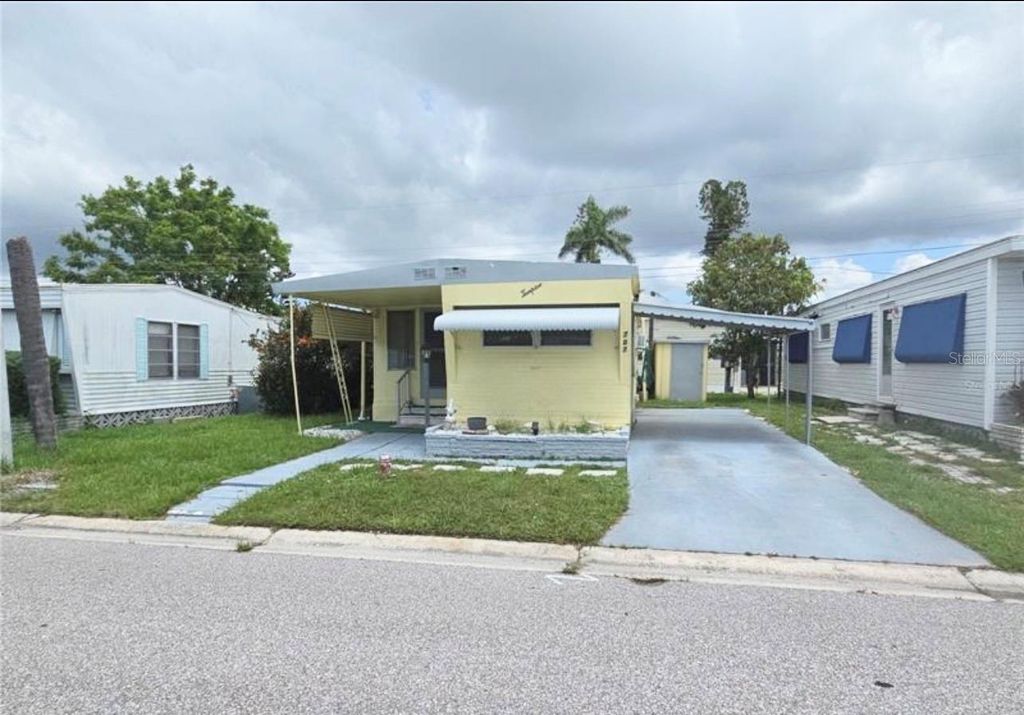 Image 2 of property listing at 707 49TH AVENUE DRIVE W, Bradenton, FL 34207