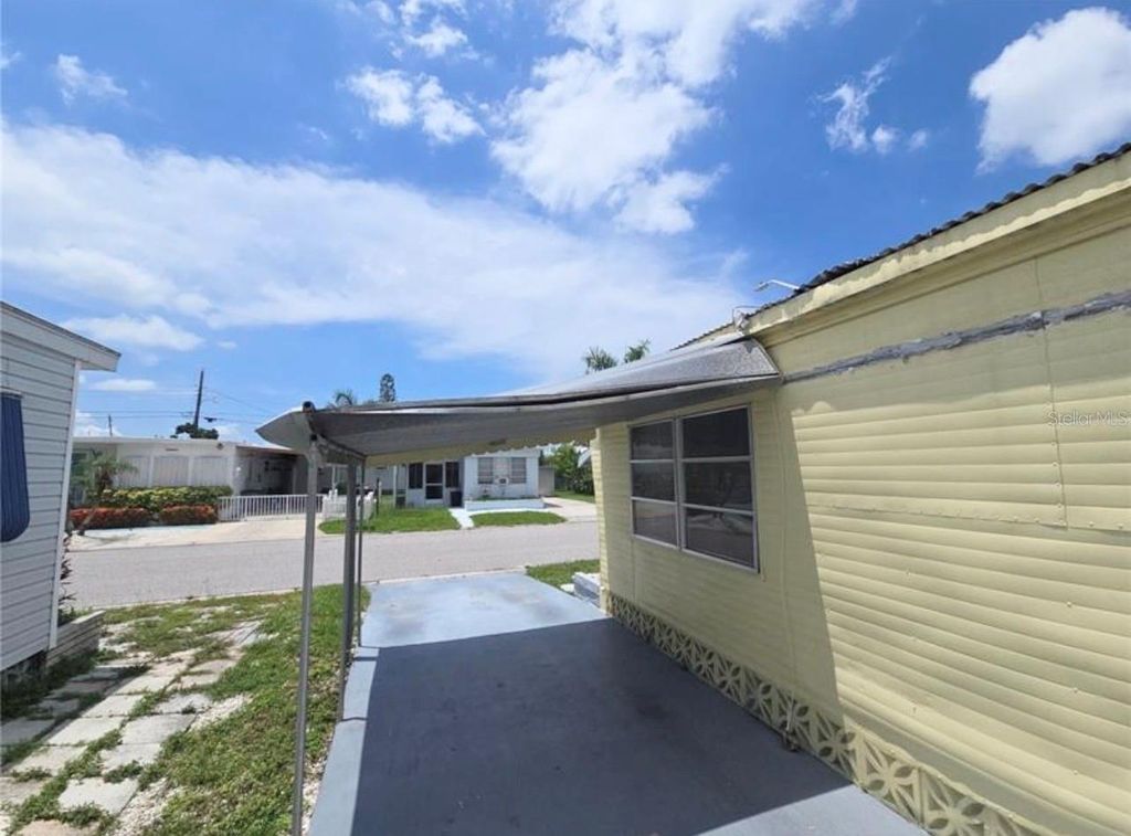 Image 12 of property listing at 707 49TH AVENUE DRIVE W, Bradenton, FL 34207