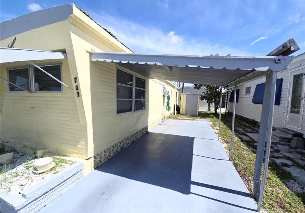 Image 14 of property listing at 707 49TH AVENUE DRIVE W, Bradenton, FL 34207