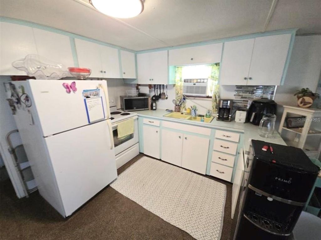 Image 3 of property listing at 707 49TH AVENUE DRIVE W, Bradenton, FL 34207