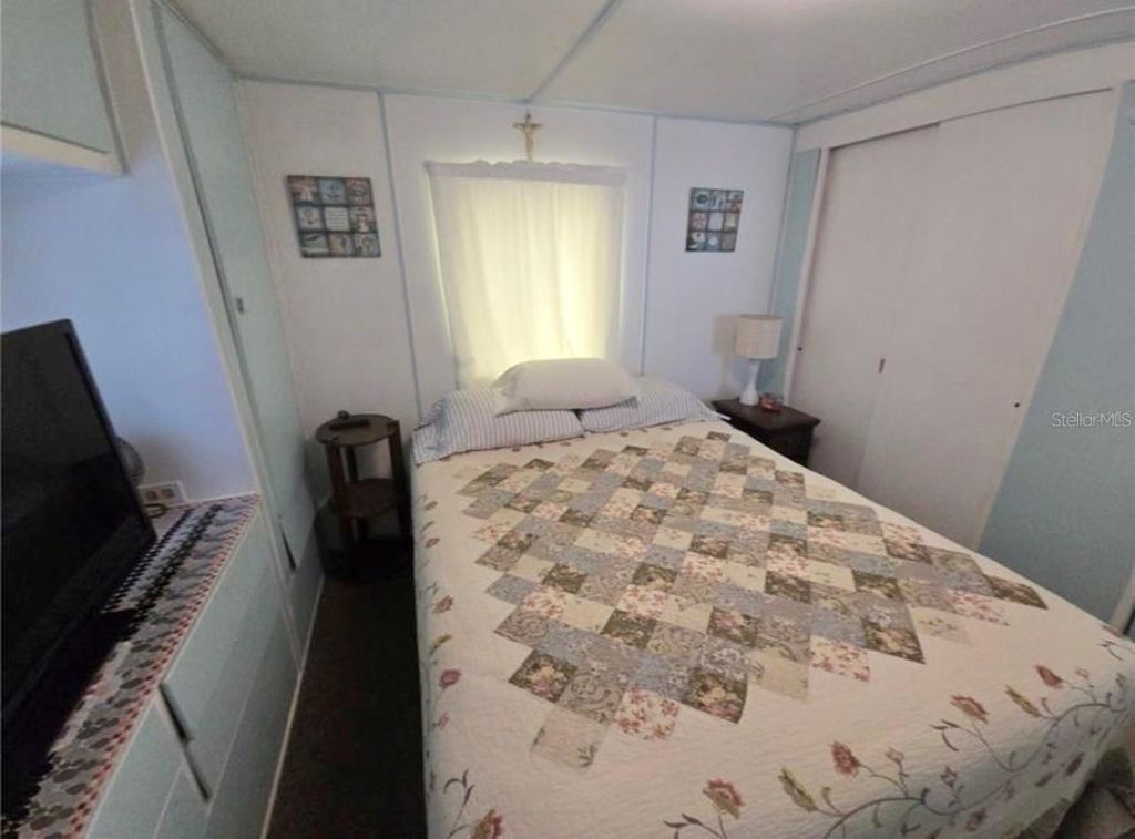 Image 8 of property listing at 707 49TH AVENUE DRIVE W, Bradenton, FL 34207