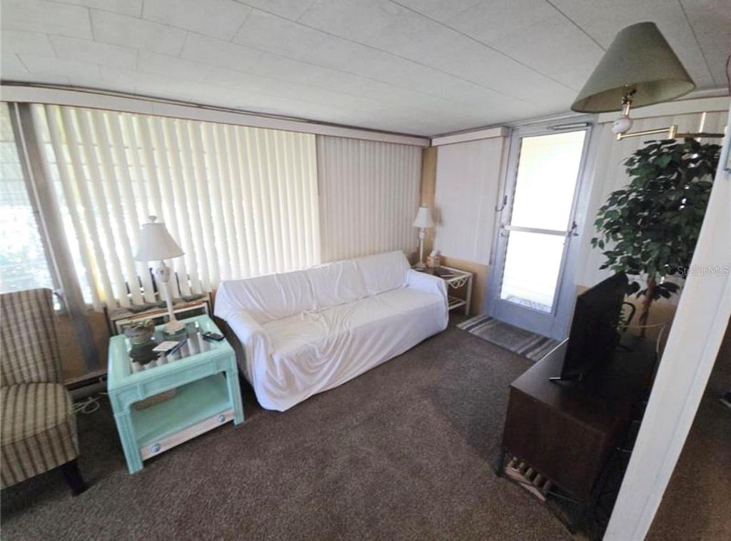 Image 10 of property listing at 707 49TH AVENUE DRIVE W, Bradenton, FL 34207