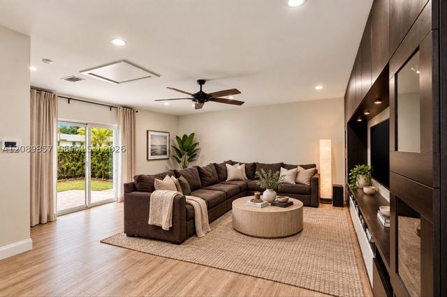 6121 NW 40th St, Virginia Gardens, FL 33166