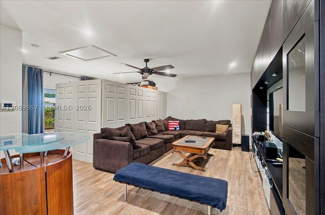 6121 NW 40th St, Virginia Gardens, FL 33166