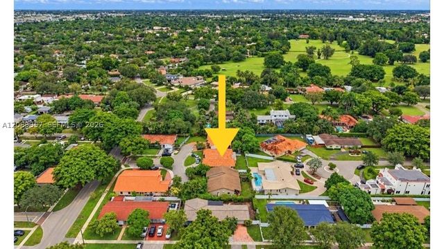 6121 NW 40th St, Virginia Gardens, FL 33166