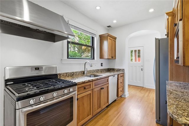 207 Altoona Pl, Mt Lebanon, PA 15228