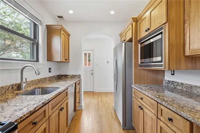 207 Altoona Pl, Mt Lebanon, PA 15228
