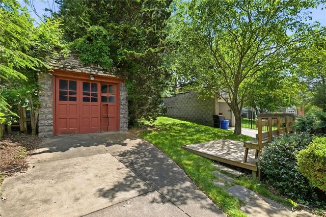 207 Altoona Pl, Mt Lebanon, PA 15228