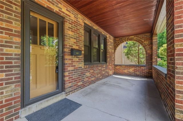 207 Altoona Pl, Mt Lebanon, PA 15228