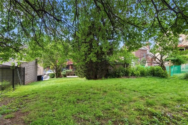 207 Altoona Pl, Mt Lebanon, PA 15228
