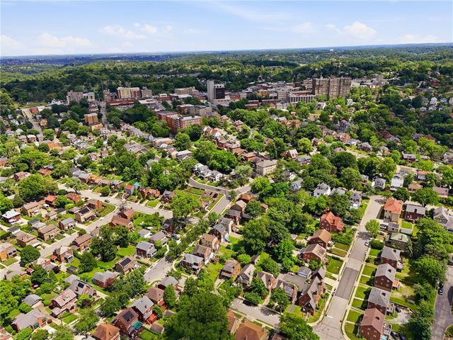207 Altoona Pl, Mt Lebanon, PA 15228
