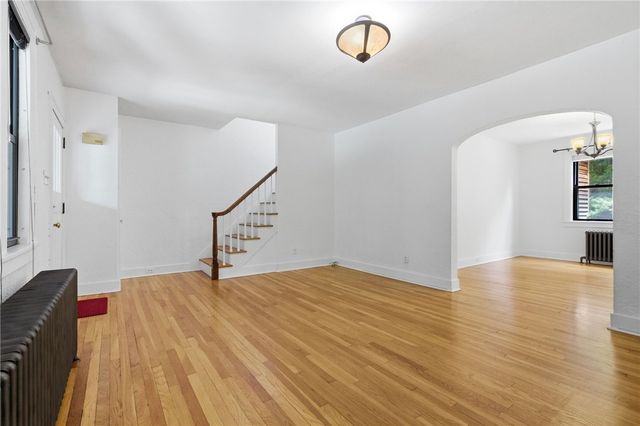 207 Altoona Pl, Mt Lebanon, PA 15228
