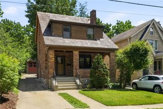 207 Altoona Pl, Mt Lebanon, PA 15228
