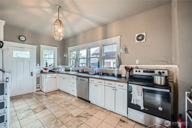 5224 12th Avenue NE, Seattle, WA 98105