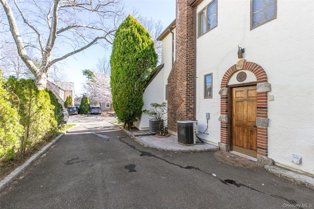8 Stuart Street, Great Neck, NY 11023