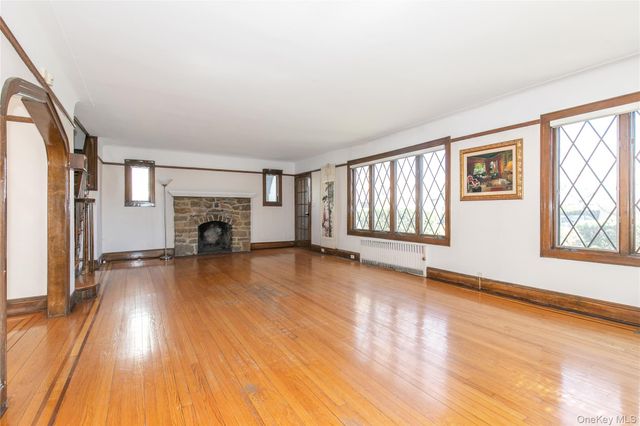 8 Stuart Street, Great Neck, NY 11023