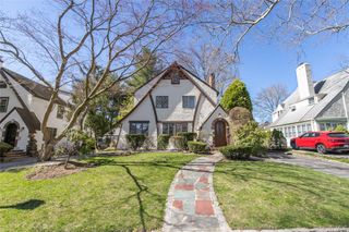 8 Stuart Street, Great Neck, NY 11023