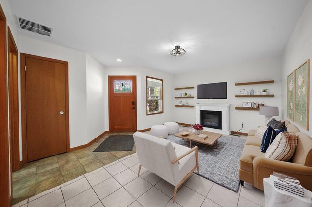 900 Brookfield Drive, Chesterton, IN 46304
