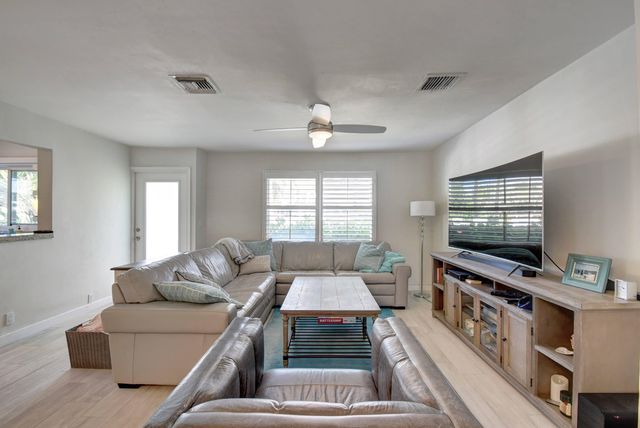 1020 Casuarina Road, Delray Beach, FL 33483