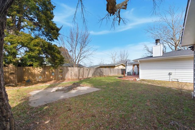 121 Western Ave, Haysville, KS 67060