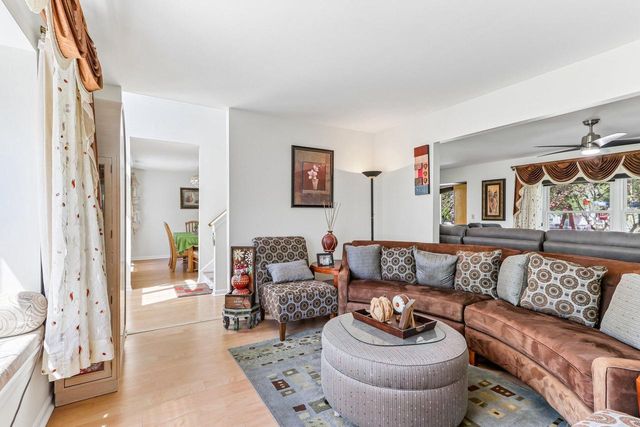 700 E Hobby LANE, Oak Creek, WI 53154