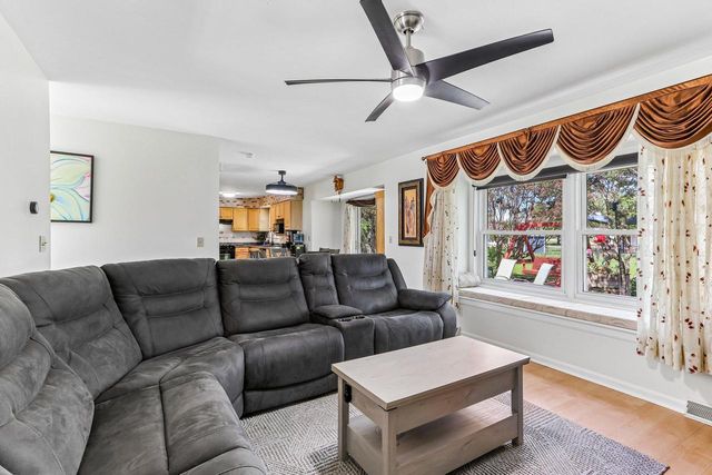 700 E Hobby LANE, Oak Creek, WI 53154