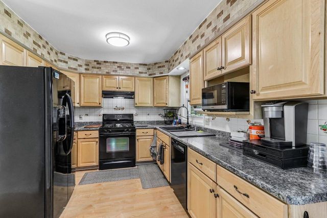 700 E Hobby LANE, Oak Creek, WI 53154