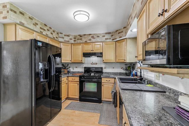 700 E Hobby LANE, Oak Creek, WI 53154