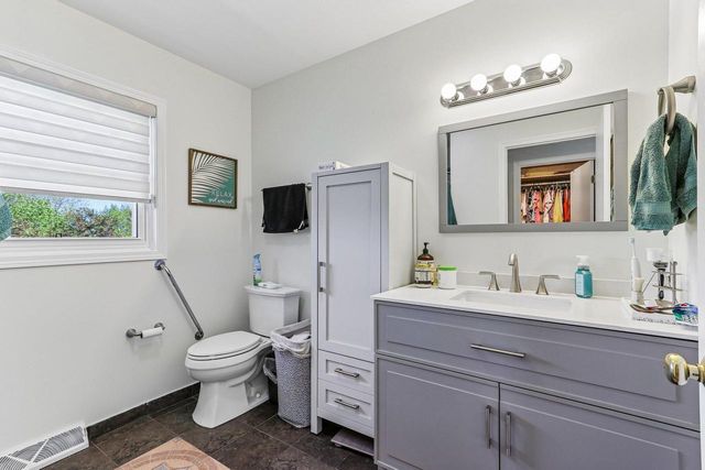 700 E Hobby LANE, Oak Creek, WI 53154