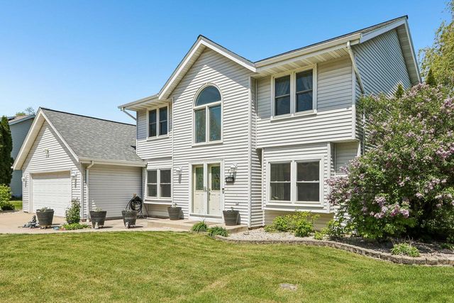 700 E Hobby LANE, Oak Creek, WI 53154