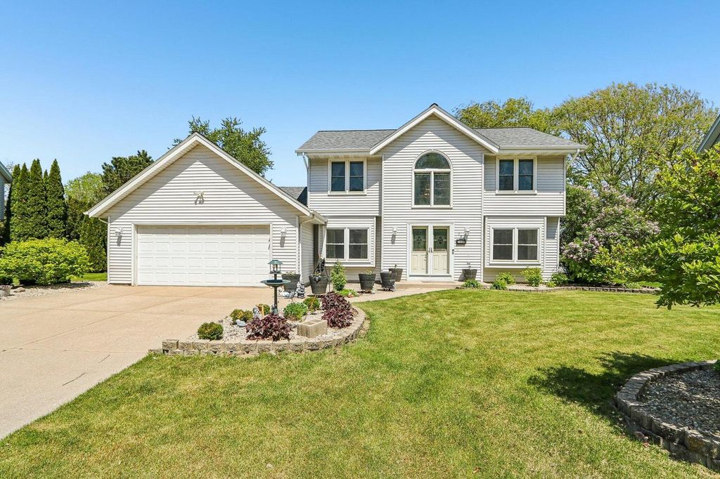 700 E Hobby LANE, Oak Creek, WI 53154