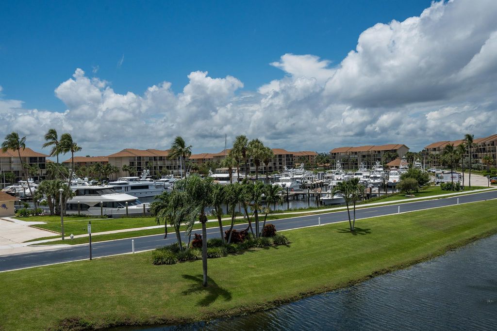 901 Seafarer Circle 306, Jupiter, FL 33477