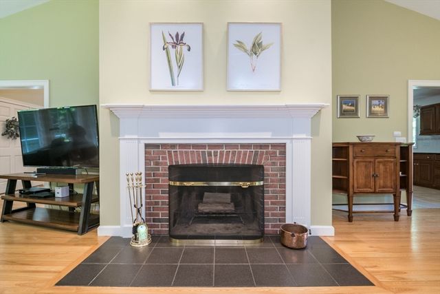 26 Briar Hill Rd, Williamsburg, MA 01096