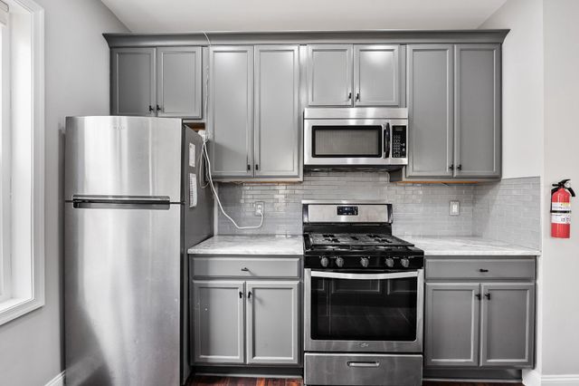 10 TAYLOR AVE, Audubon, NJ 08106