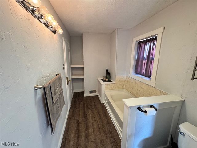 102 E Brookside Avenue, Akron, OH 44301