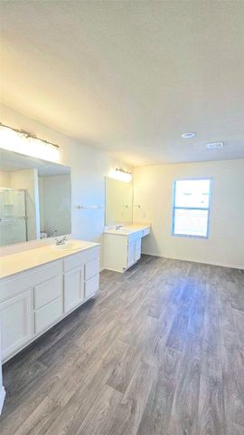 1004 Waverly Drive, Van Alstyne, TX 75495