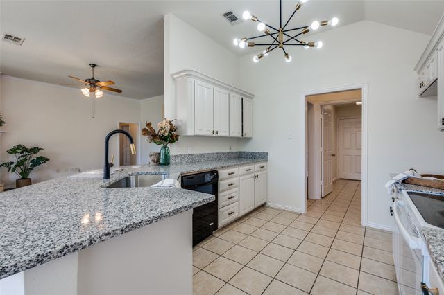 803 W Lonesome Dove Trail, Arlington, TX 76001