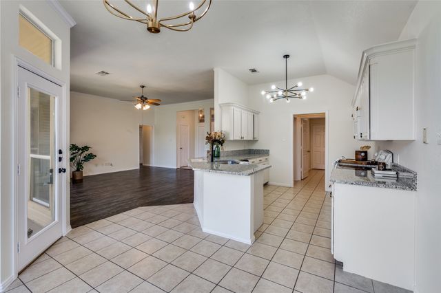 803 W Lonesome Dove Trail, Arlington, TX 76001