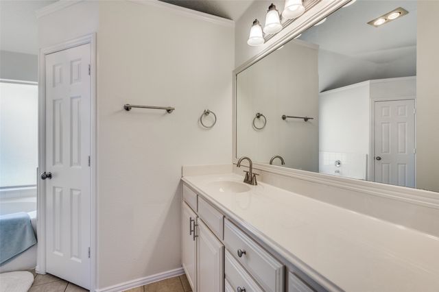 803 W Lonesome Dove Trail, Arlington, TX 76001