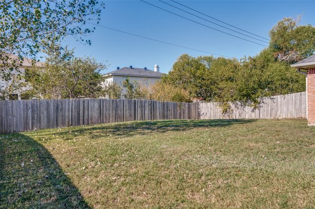 803 W Lonesome Dove Trail, Arlington, TX 76001