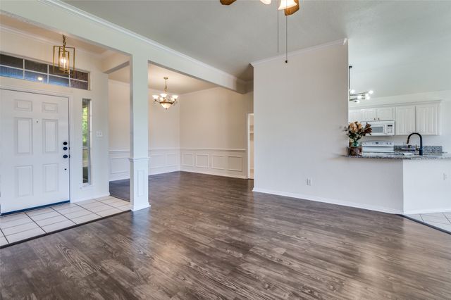 803 W Lonesome Dove Trail, Arlington, TX 76001